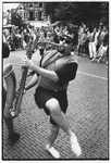 351499 Afbeelding van een saxofonist van het straatorkest The Peace Artists tijdens het straatmuziekfestival Windkracht ...